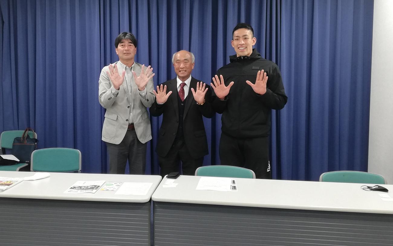 大阪・堺市を拠点とするハンドボール新チームの設立会見。右は元日本代表で監督に就任予定の銘苅（めかる）淳氏。左は小坂哲英GM、中央は宮崎寛代表取締役（提供写真）