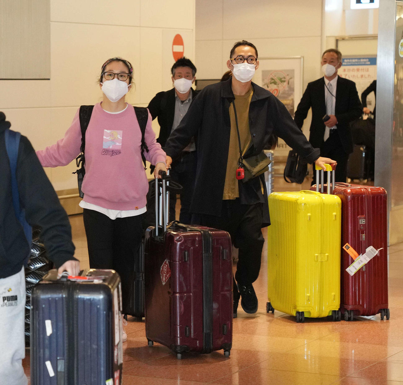 帰国した村元（左）と高橋（撮影・鈴木みどり）