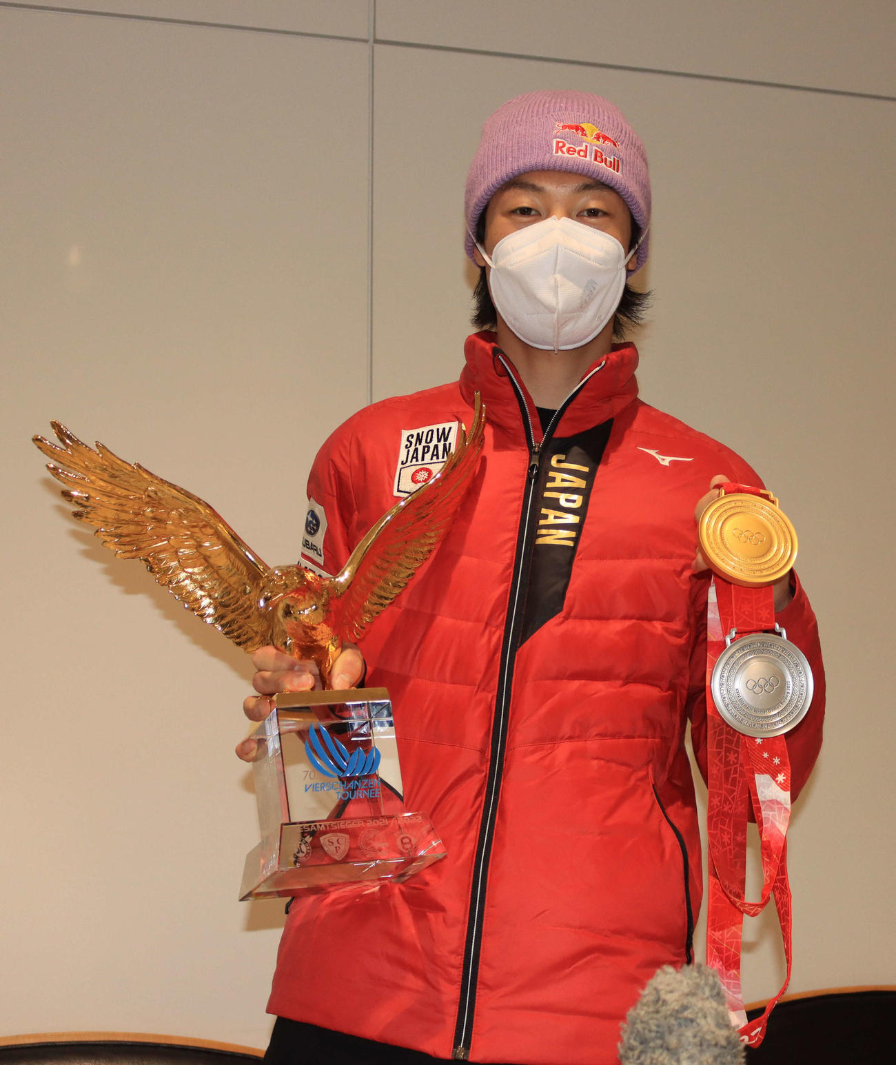 ノルディックスキー・ジャンプ男子の小林陵は北京五輪で獲得した金メダルと銀メダル、ジャンプ週間総合優勝のトロフィーとともに帰国した（撮影・保坂果那）