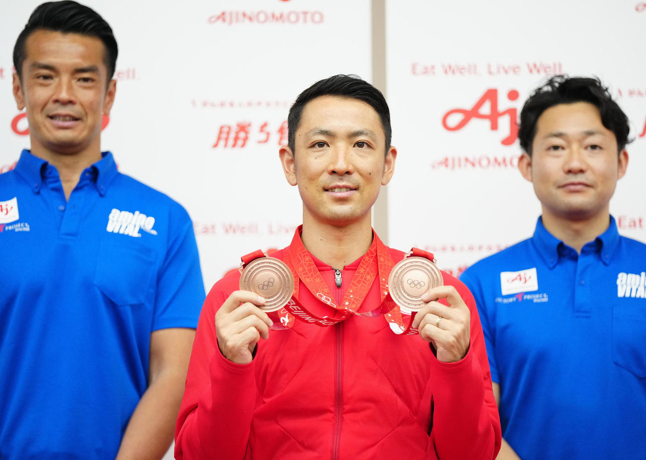 味の素の活動報告会で写真に納まる北京五輪銅メダリストの渡部暁（中央）（撮影・江口和貴）