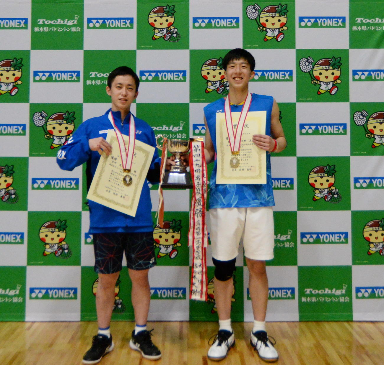 男子ダブルスを制し、笑顔で記念撮影する斎藤（右）と岩野
