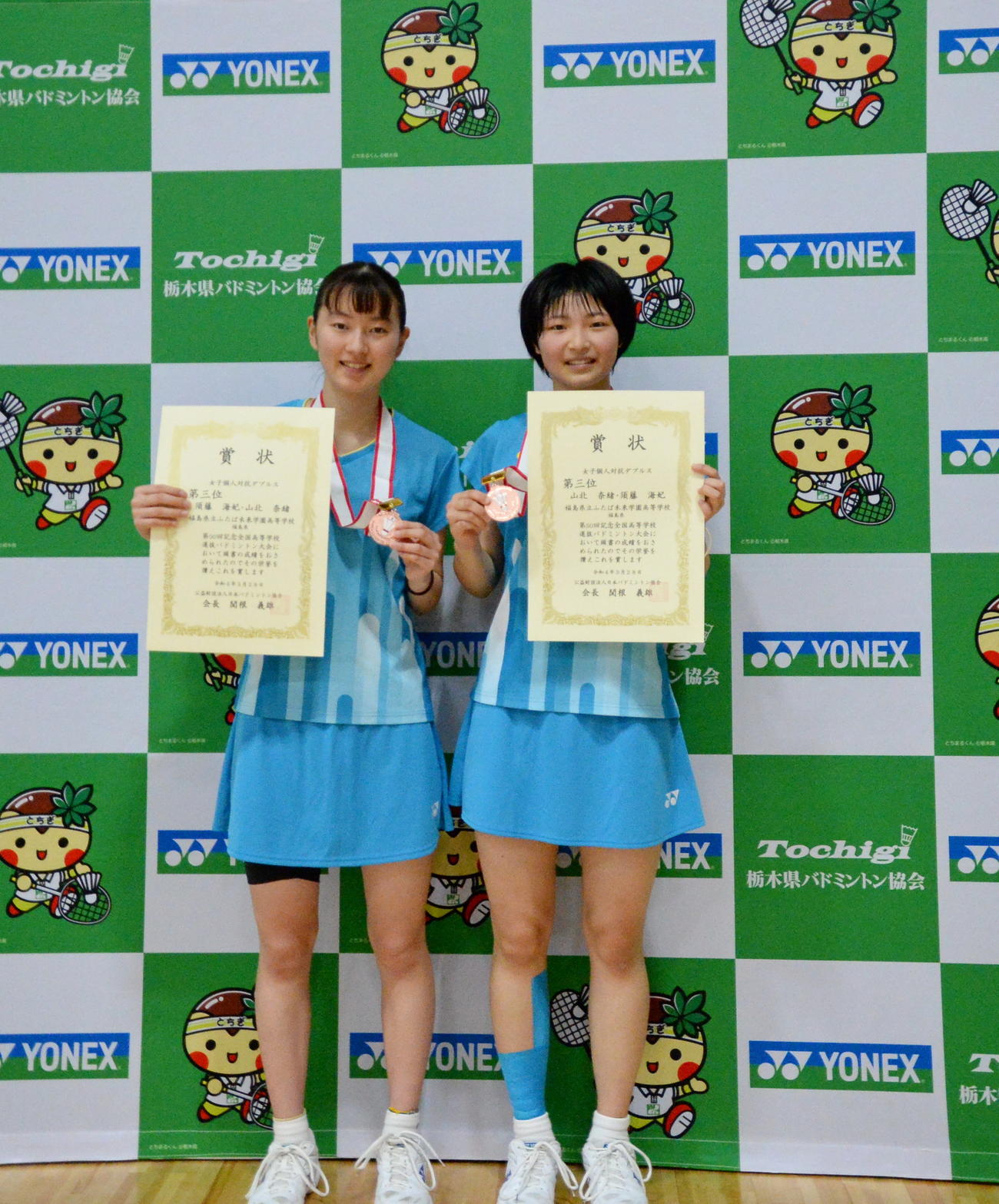 女子ダブルス3位の須藤（左）と山北