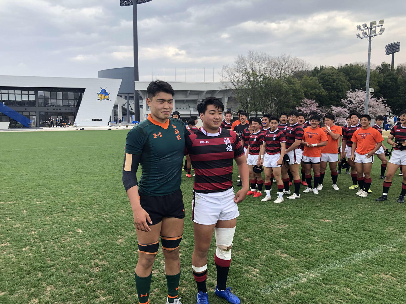 試合後に肩を組んで健闘をたたえ合う東福岡の大川主将（左）と報徳学園の植浦主将（撮影・平山連）