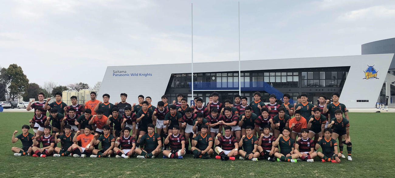 試合後に記念撮影する東福岡と報徳学園の選手たち（撮影・平山連）
