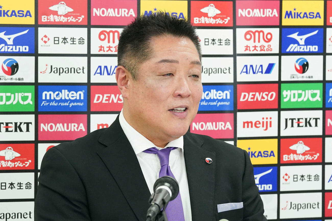 オンライン会見で代表候補39人の選出経緯を話すバレーボール女子日本代表の真鍋政義監督（日本バレーボール協会提供）