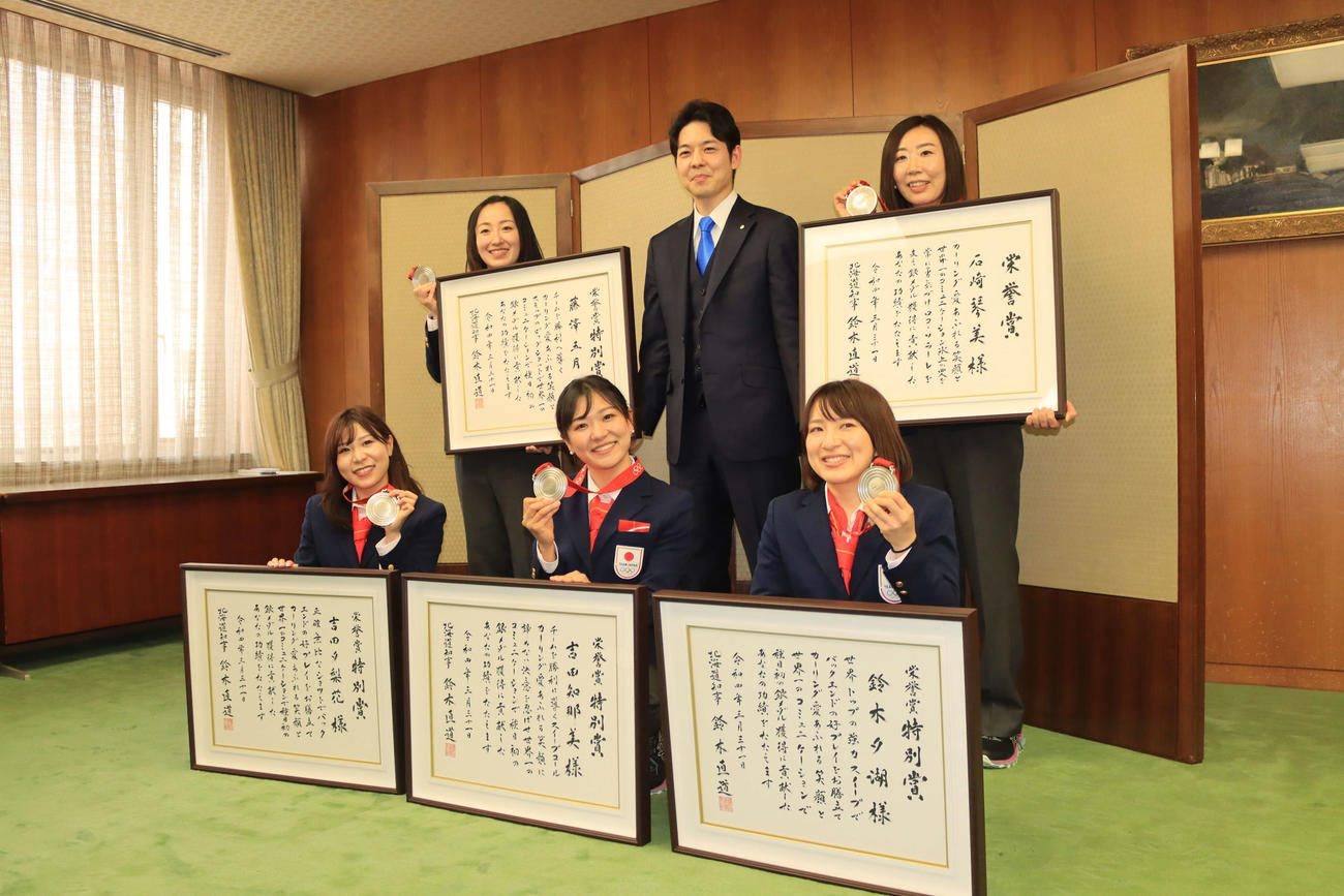 北海道鈴木知事（後列中央）から栄誉賞を贈呈された北京五輪カーリング女子銀メダルのロコ・ソラーレのメンバー。前列左から吉田夕、吉田知、鈴木、後列左は藤沢、同右は石崎（撮影・保坂果那）