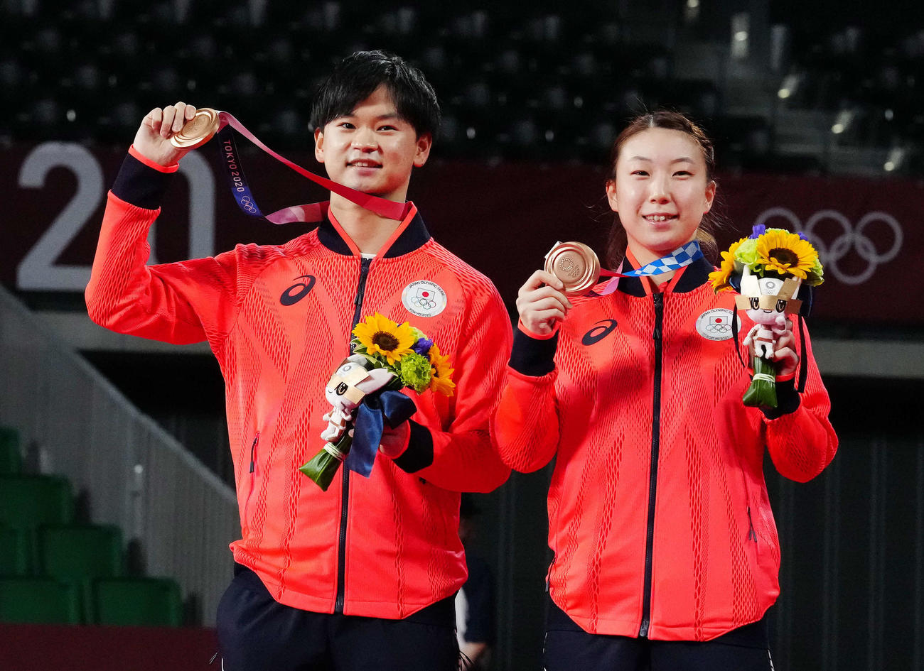 東京五輪バドミントン混合ダブルス表彰式で銅メダルを手にする渡辺勇大（左）、東野有紗組（21年7月30日）