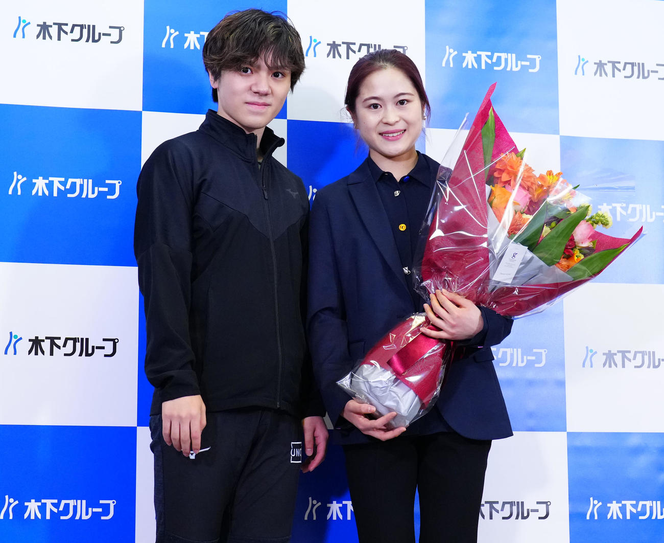 引退会見を終えた宮原知子（右）は宇野昌磨と記念撮影