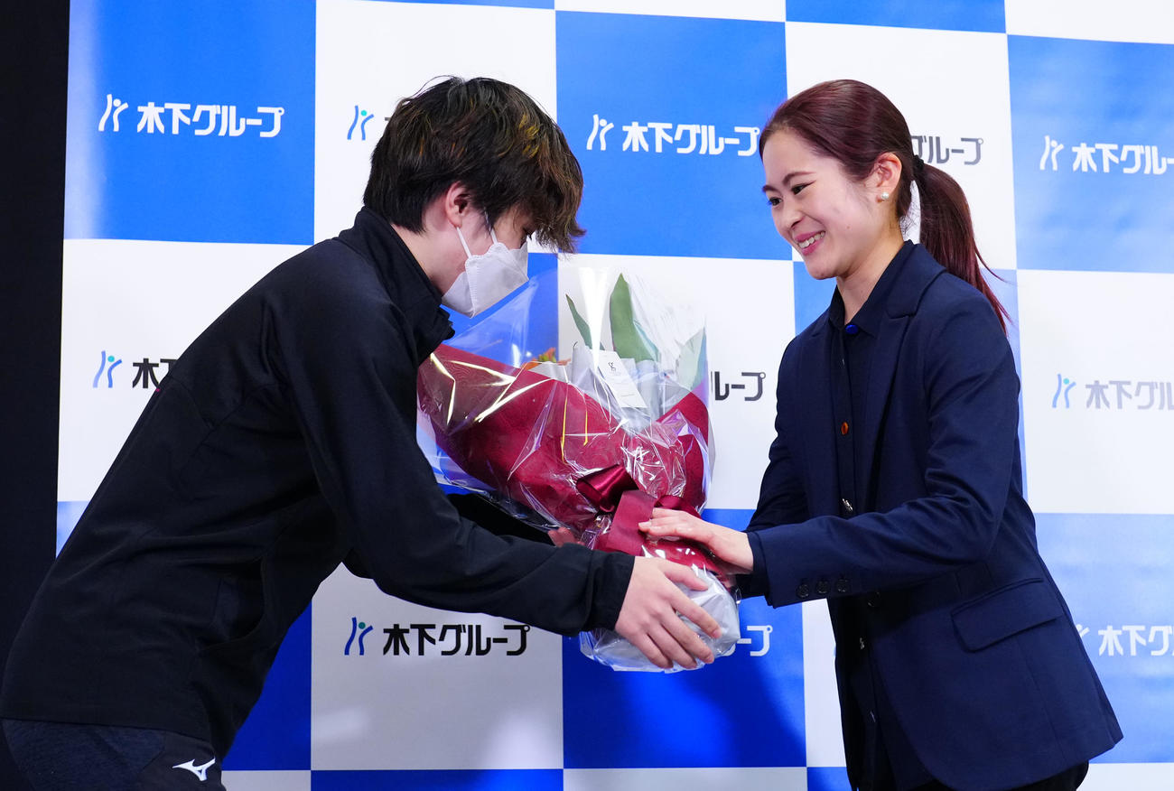 宇野昌磨から花束を受け取る宮原知子