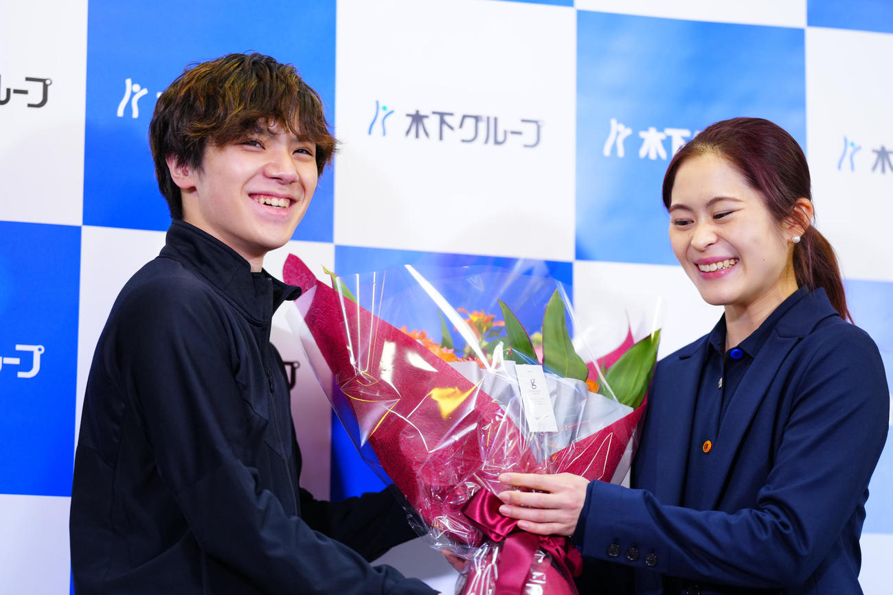 笑顔の宇野昌磨と宮原知子
