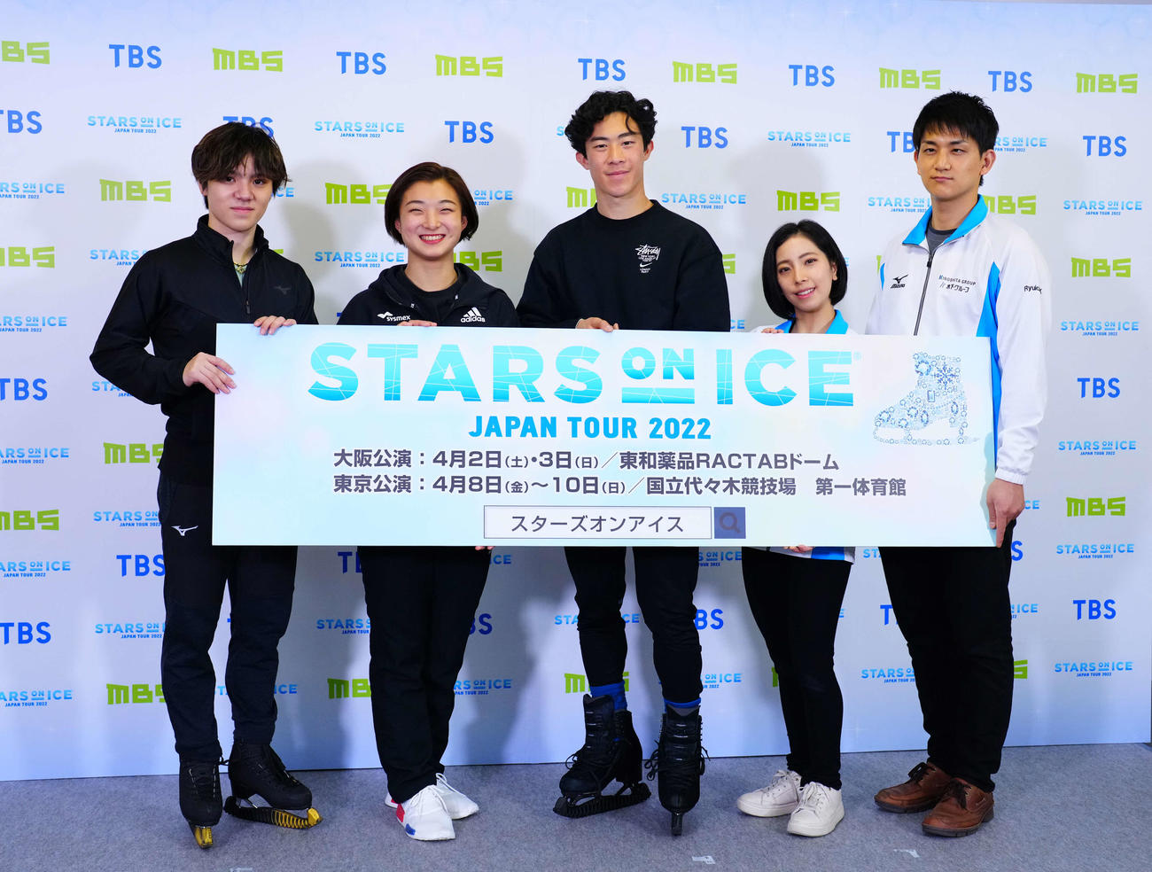 記念撮影で笑顔の、左から宇野、坂本、チェン、三浦、木原(c)STARS on ICE