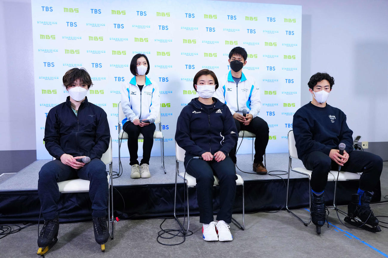会見する前列左から宇野昌磨、坂本花織、ネイサンチェン。後列左から三浦璃来、木原龍一(c)STARS on ICE