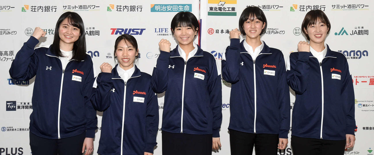 加入後の活躍を誓ったアランマーレ山形の左から小野山、有薗、角田、佐藤、有村