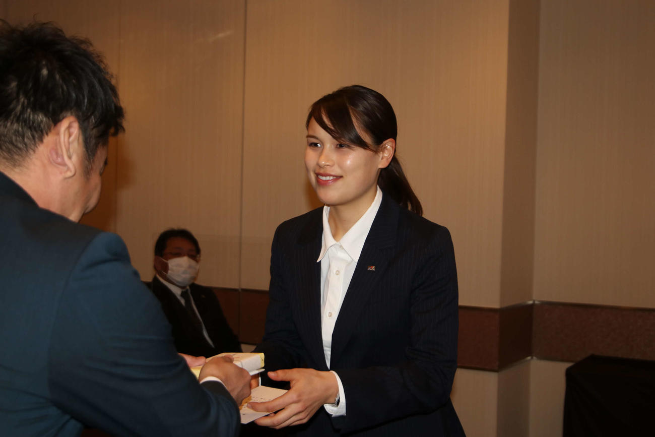 小鍛冶社長から辞令を受け取るウイリアムソン・レミ（撮影・山崎純一）
