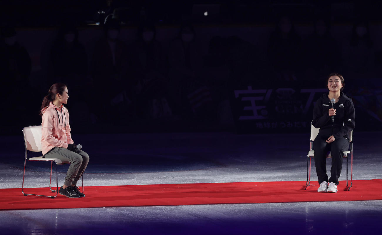 スペシャルトークショーを行う宮原知子さん（左）と坂本花織（撮影・前田充）