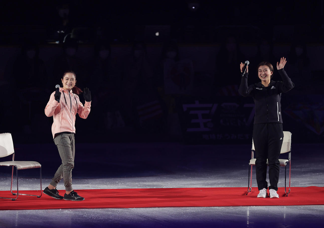 スペシャルトークショーを終え、笑顔で観客に手を振る宮原知子さん（左）と坂本花織（撮影・前田充）