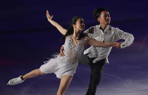 華麗な演技を見せる村元（左）と高橋ペア（撮影・前田充）