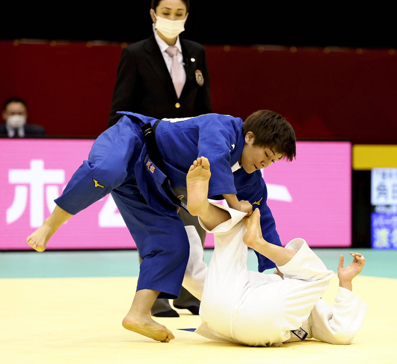 女子48キロ級で角田夏実（下）を破り優勝した渡名喜風南
