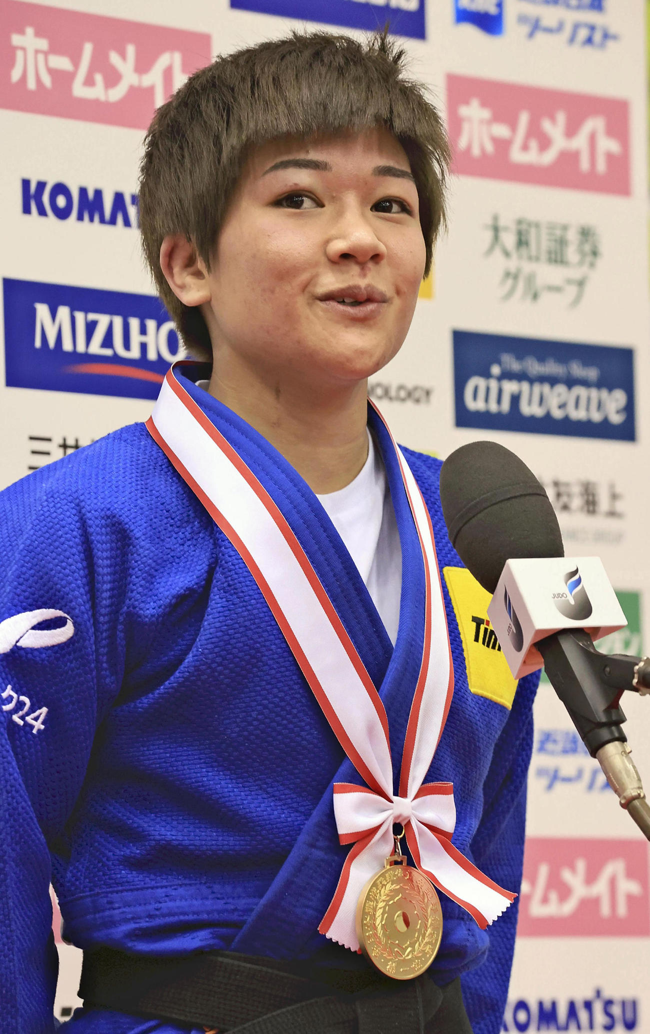 全日本選抜柔道体重別選手権大会　女子48キロ級で優勝し、インタビューで笑顔を見せる渡名喜風南