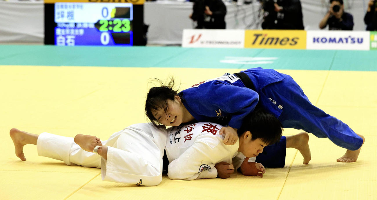 全日本選抜柔道体重別選手権大会　女子52キロ級で坪根菜々子（下）を破り優勝した白石響