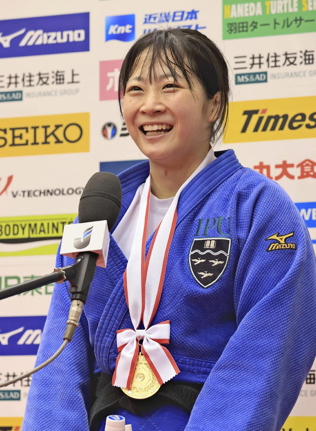 女子52キロ級で優勝しインタビューで笑顔を見せる白石響