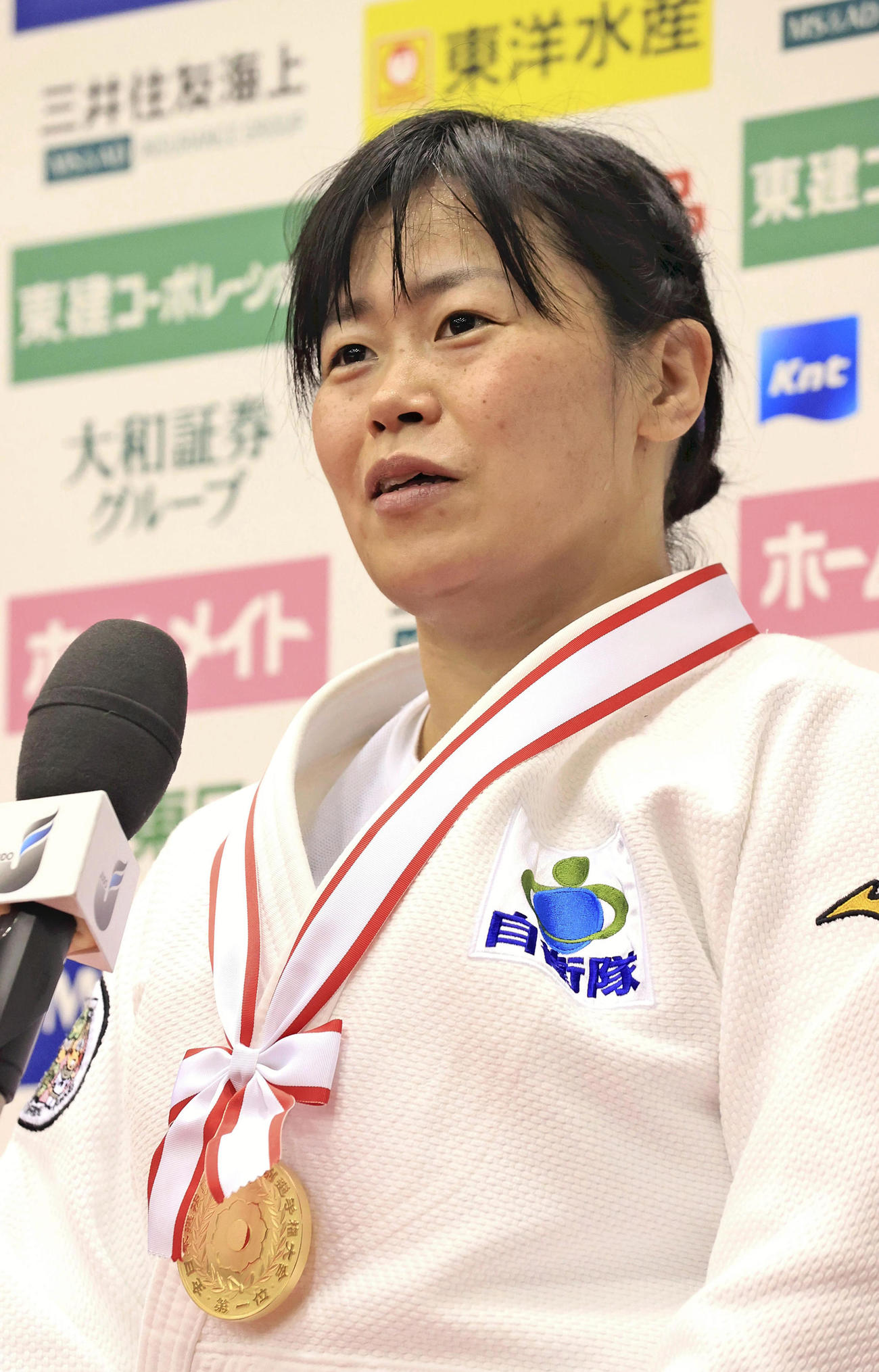 女子78キロ級で優勝し、インタビューに答える浜田尚里（代表撮影）