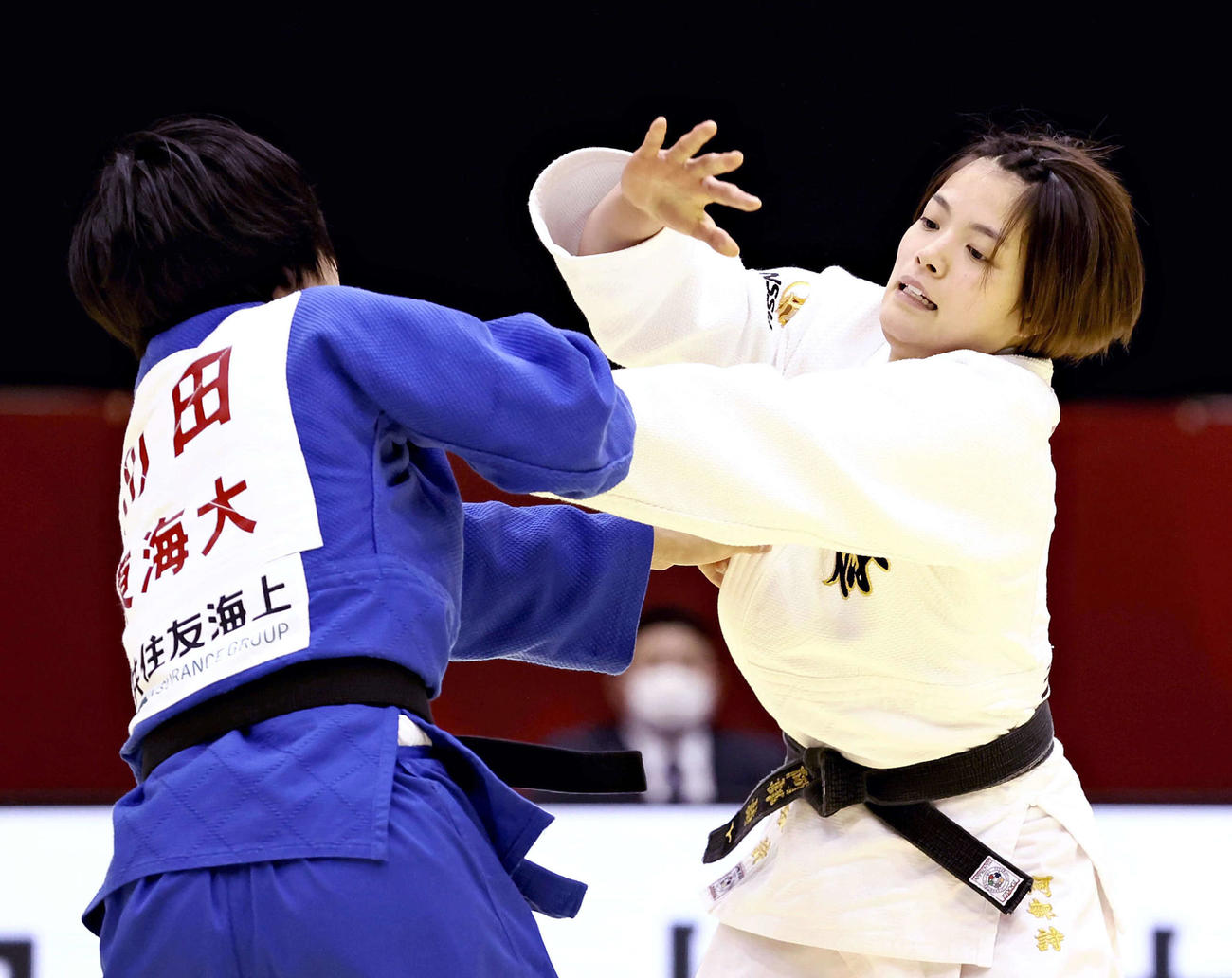 女子52キロ級1回戦で川田歩実（左）を攻める阿部詩（代表撮影）