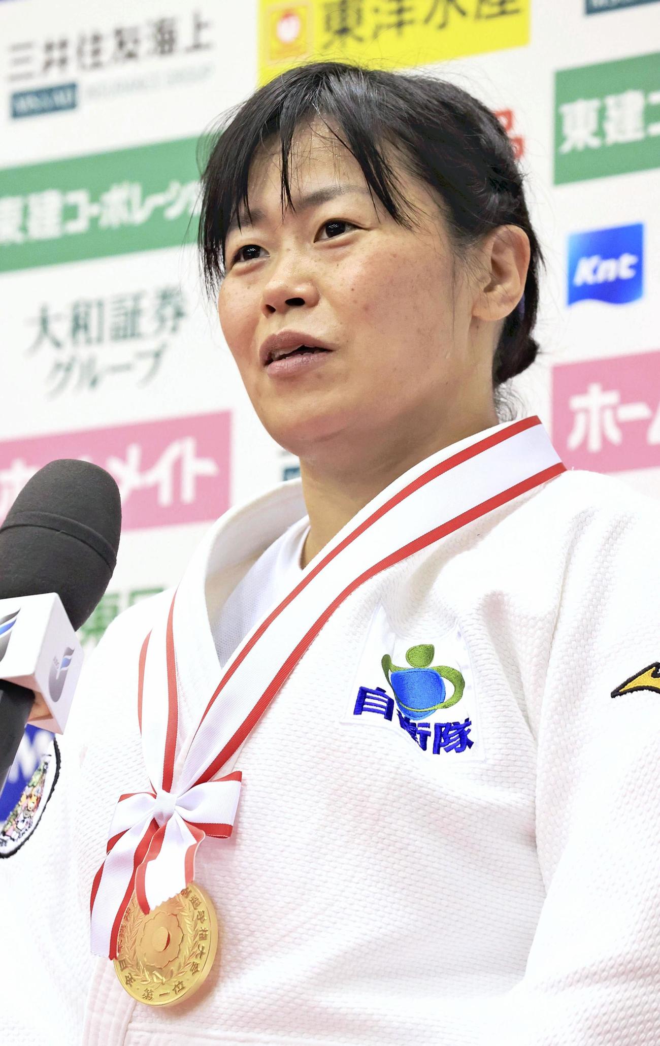 女子78キロ級で優勝し、取材に応じる浜田尚里（強豪）
