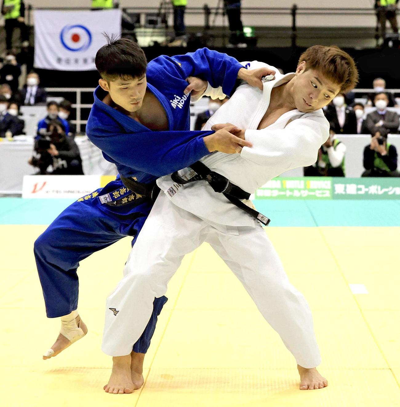 男子66キロ級決勝　丸山城志郎（左）を破り、優勝した阿部一二三（共同）