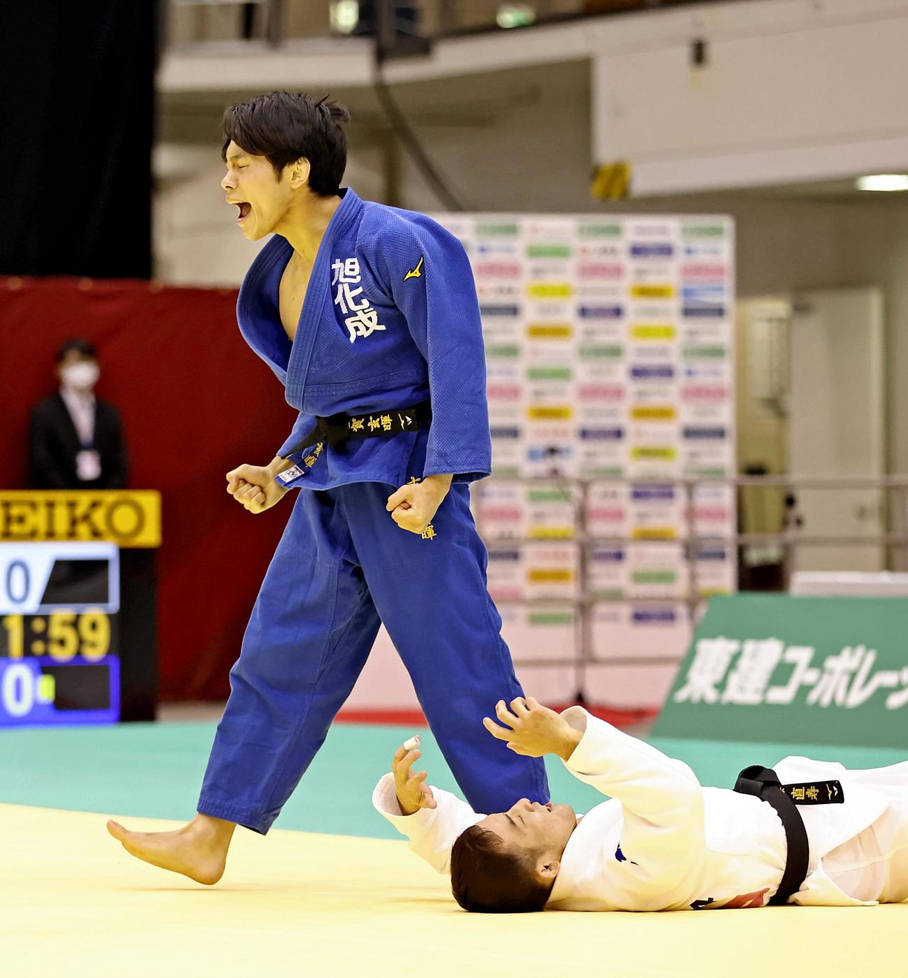 男子60キロ級決勝　高藤直寿（右）に出足払いで一本勝ち、し雄たけびをあげる古賀玄暉（代表撮影）