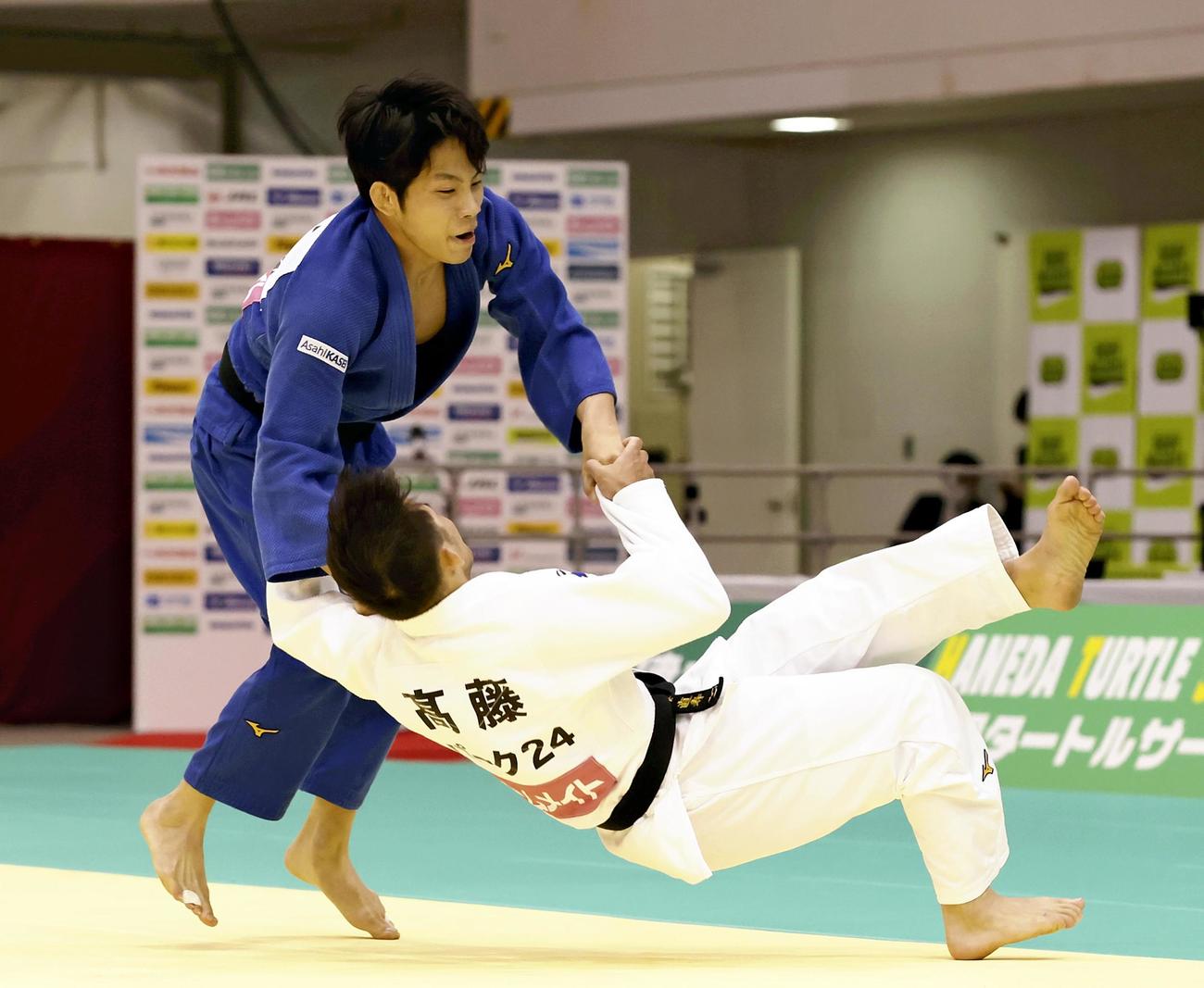 男子60キロ級決勝　高藤（下）に出足払いで一本勝ちした古賀（代表撮影）