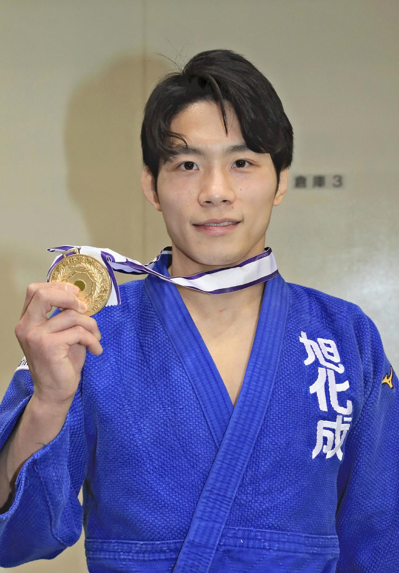 男子60キロ級で優勝し、金メダルを掲げる古賀玄暉（代表撮影）