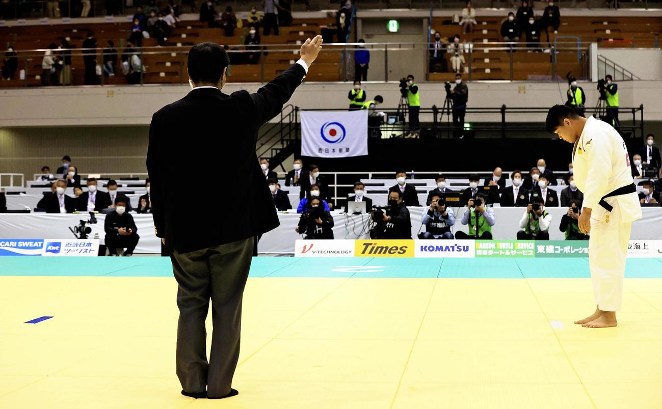 男子100キロ超級決勝で審判により不戦勝ちが宣言され、礼をする小川雄勢（右）（代表撮影）