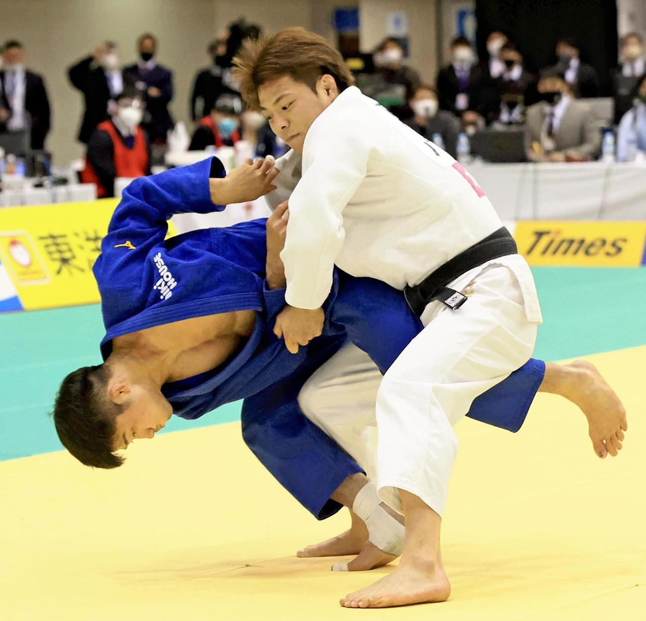 男子66キロ級決勝　丸山城志郎（左）の攻めをこらえる阿部一二三（共同）