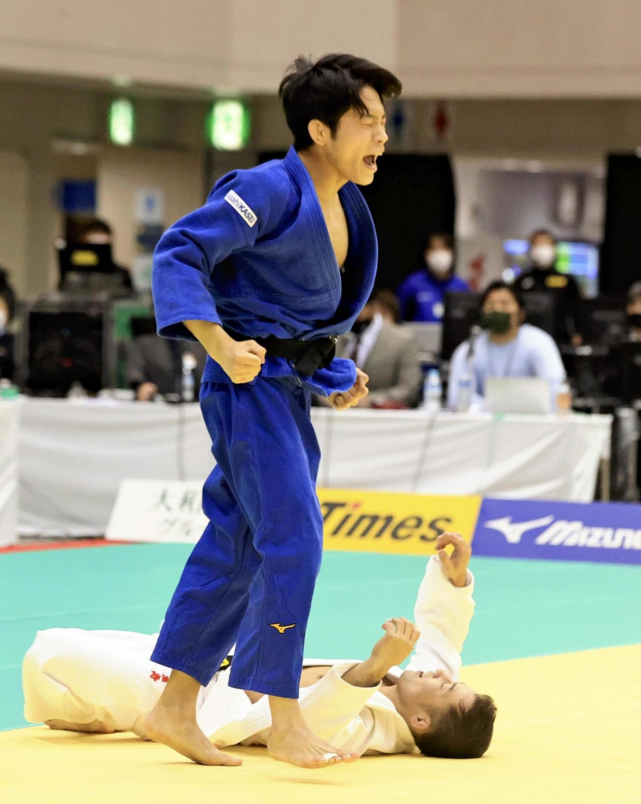 男子60キロ級　高藤（下）に出足払いで一本勝ちし、喜ぶ古賀玄暉（代表撮影）