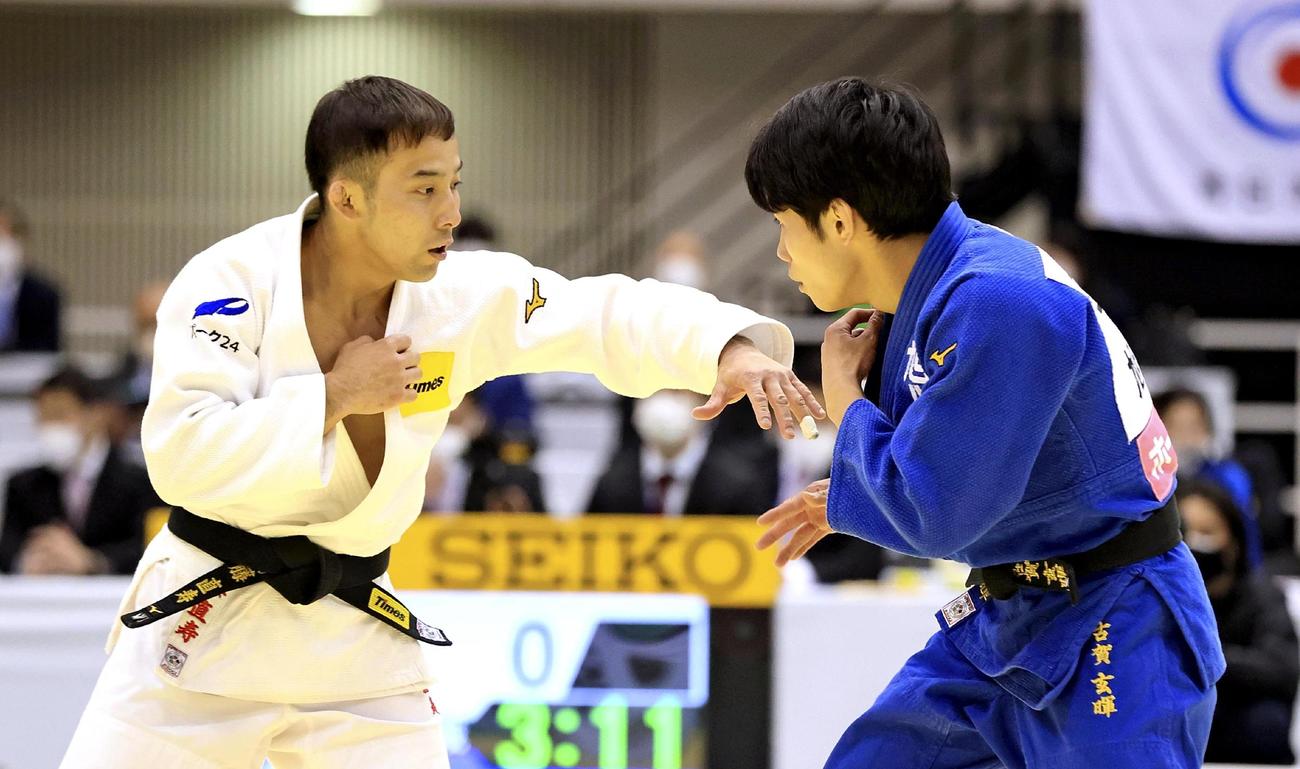 男子60キロ級決勝　高藤直寿（左）と組み手争いする古賀玄暉（代表撮影）