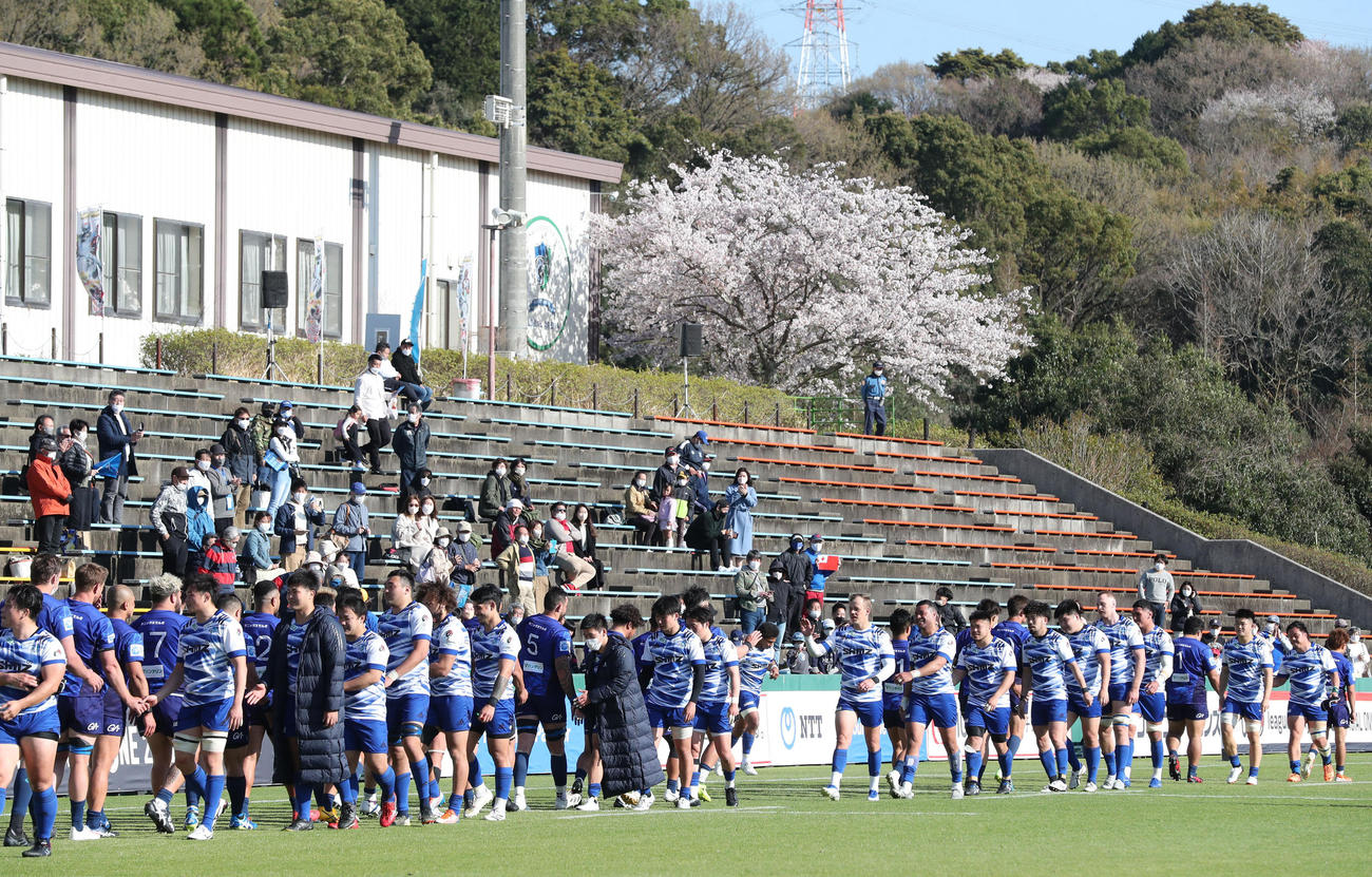 サニックス対ブルーシャークス　ホーム最終戦となったサニックスイレブンはブルーシャークスイレブンとあいさつ（撮影・梅根麻紀）