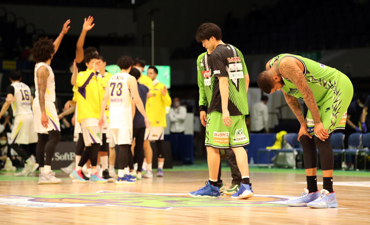 レバンガ北海道対SR渋谷　連勝を逃し肩を落とすレバンガ北海道ロング（右）（撮影・佐藤翔太）