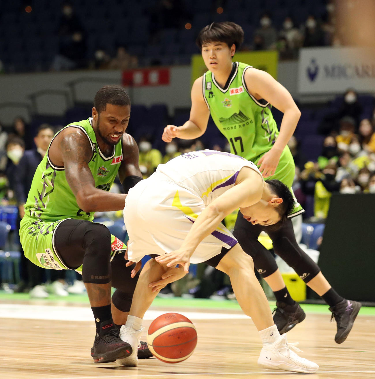 レバンガ北海道対SR渋谷　第4Q、ボールを奪われるレバンガ北海道ブルックス（左）（撮影・佐藤翔太）