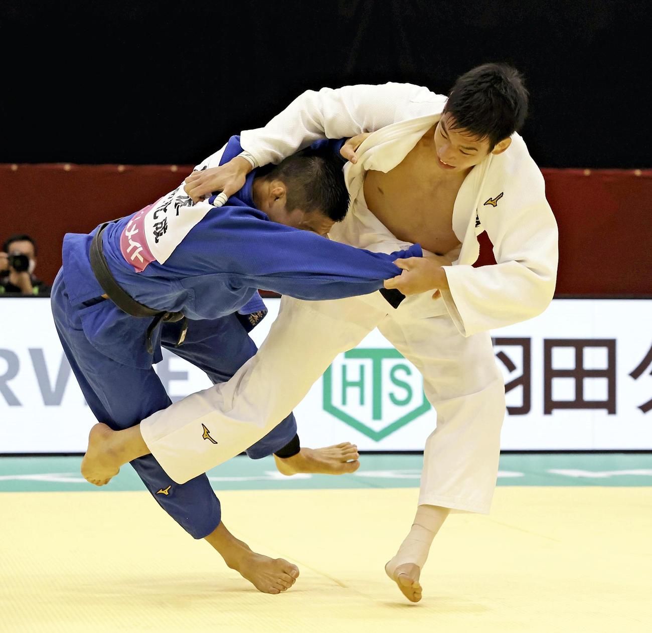男子81キロ級　藤原崇太郎（左）に大外刈りで一本勝ちした永瀬貴規