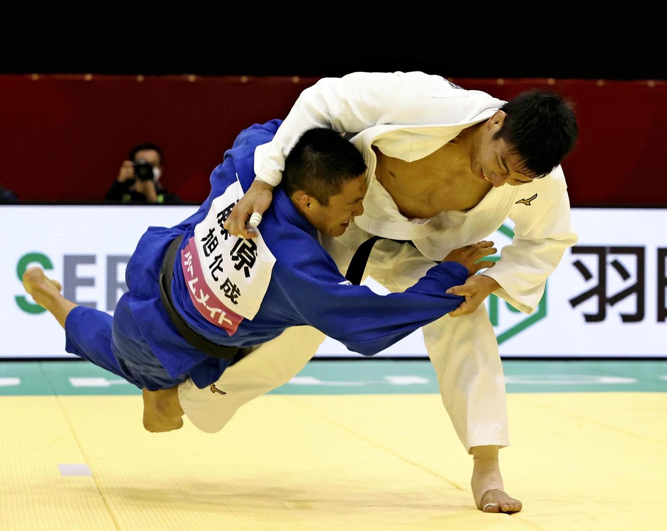 男子81キロ級　藤原崇太郎（左）に大外刈りで一本勝ちした永瀬貴規