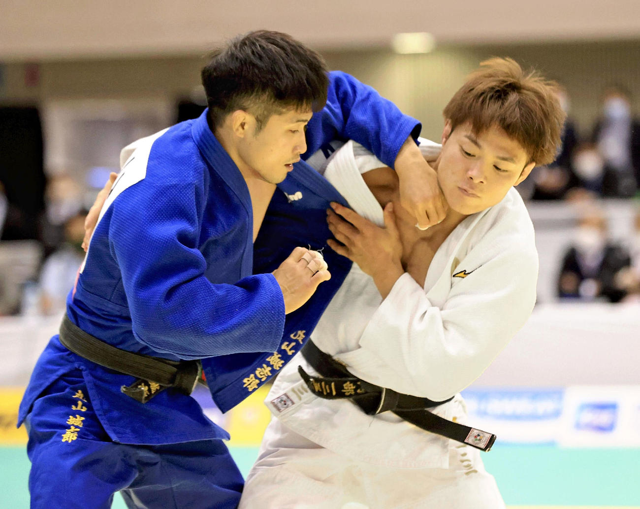男子66キロ級決勝　丸山城志郎（左）を破り、優勝した阿部一二三（共同）