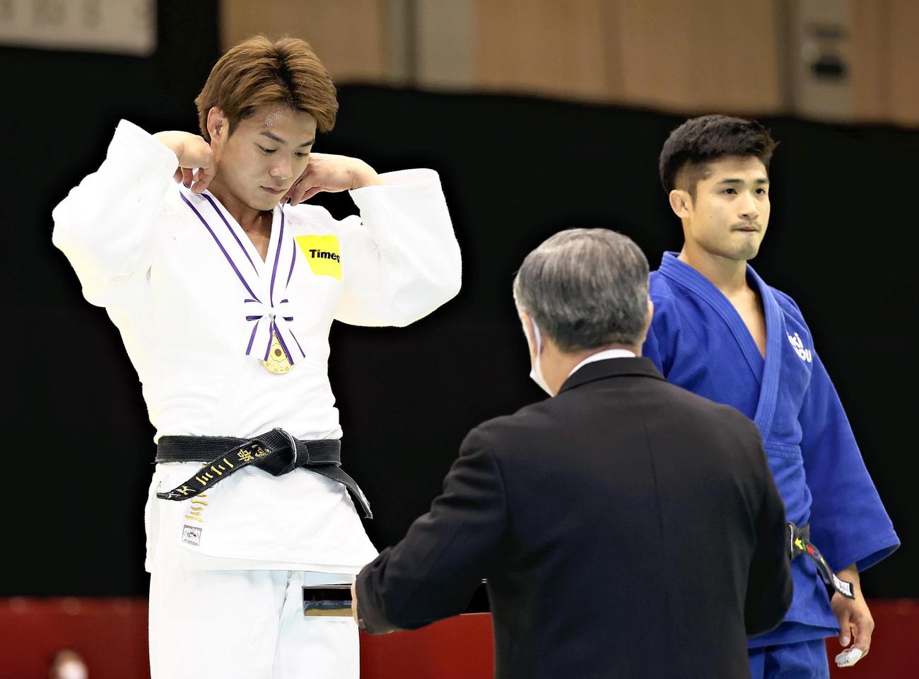 男子66キロ級で優勝し、金メダルを手にする阿部一二三（左）