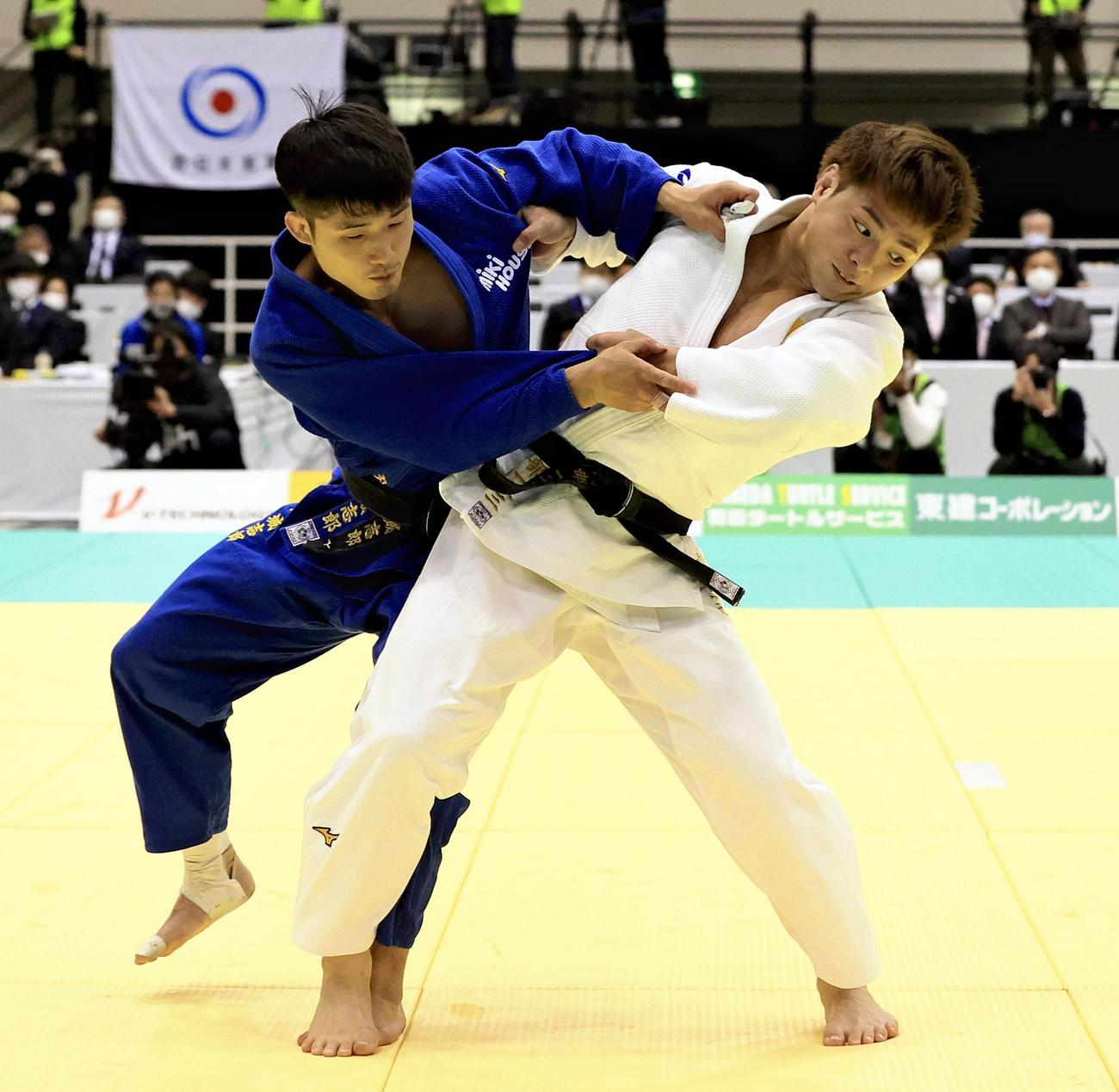 男子66キロ級決勝　丸山（左）と対戦する阿部一（代表撮影）