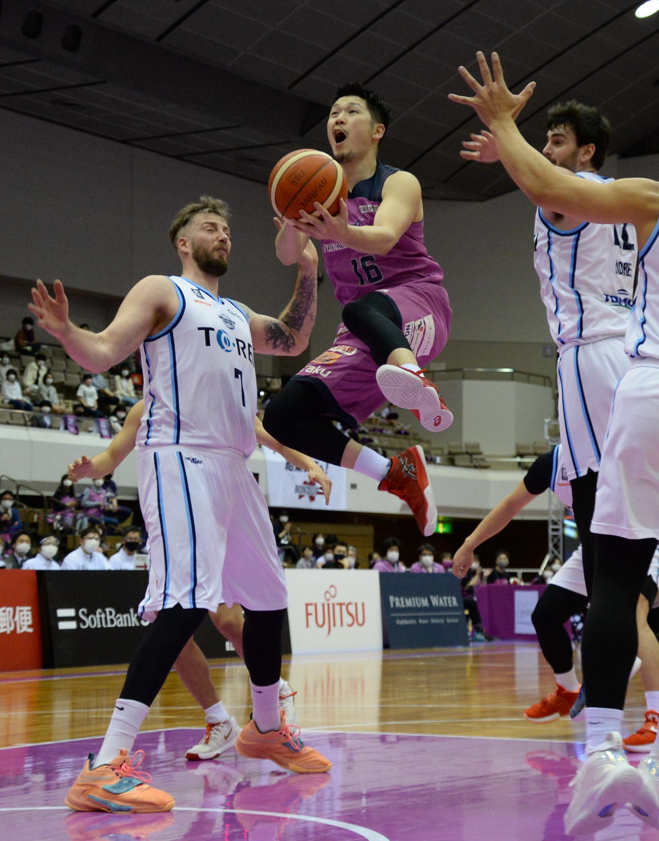 福島対東京Z　レイアップシュートを決める福島・橋本（撮影・濱本神威）