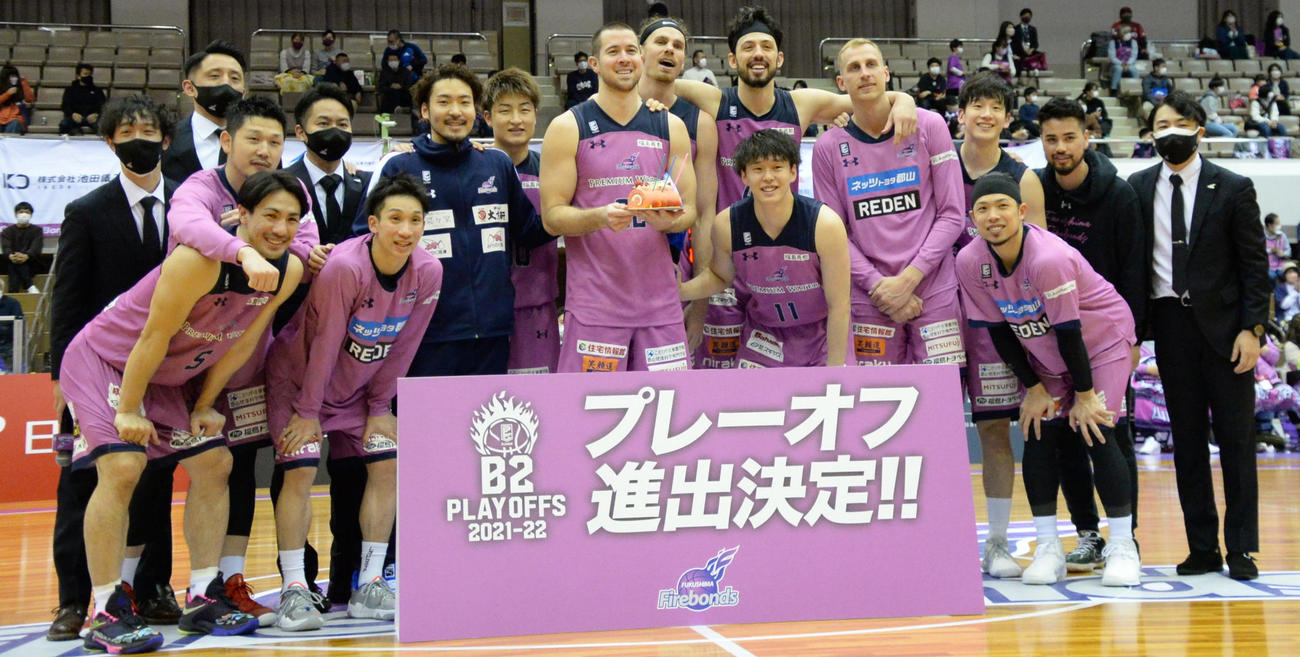 福島対東京Z　福島ファイヤーボンズが市岡の31歳の誕生日に花を添えるプレーオフ進出で、記念撮影（撮影・濱本神威）