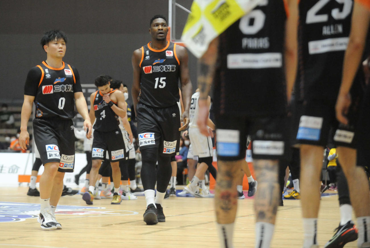 試合終了後、険しい表情で引き上げる岡本（0番）ら新潟のメンバー