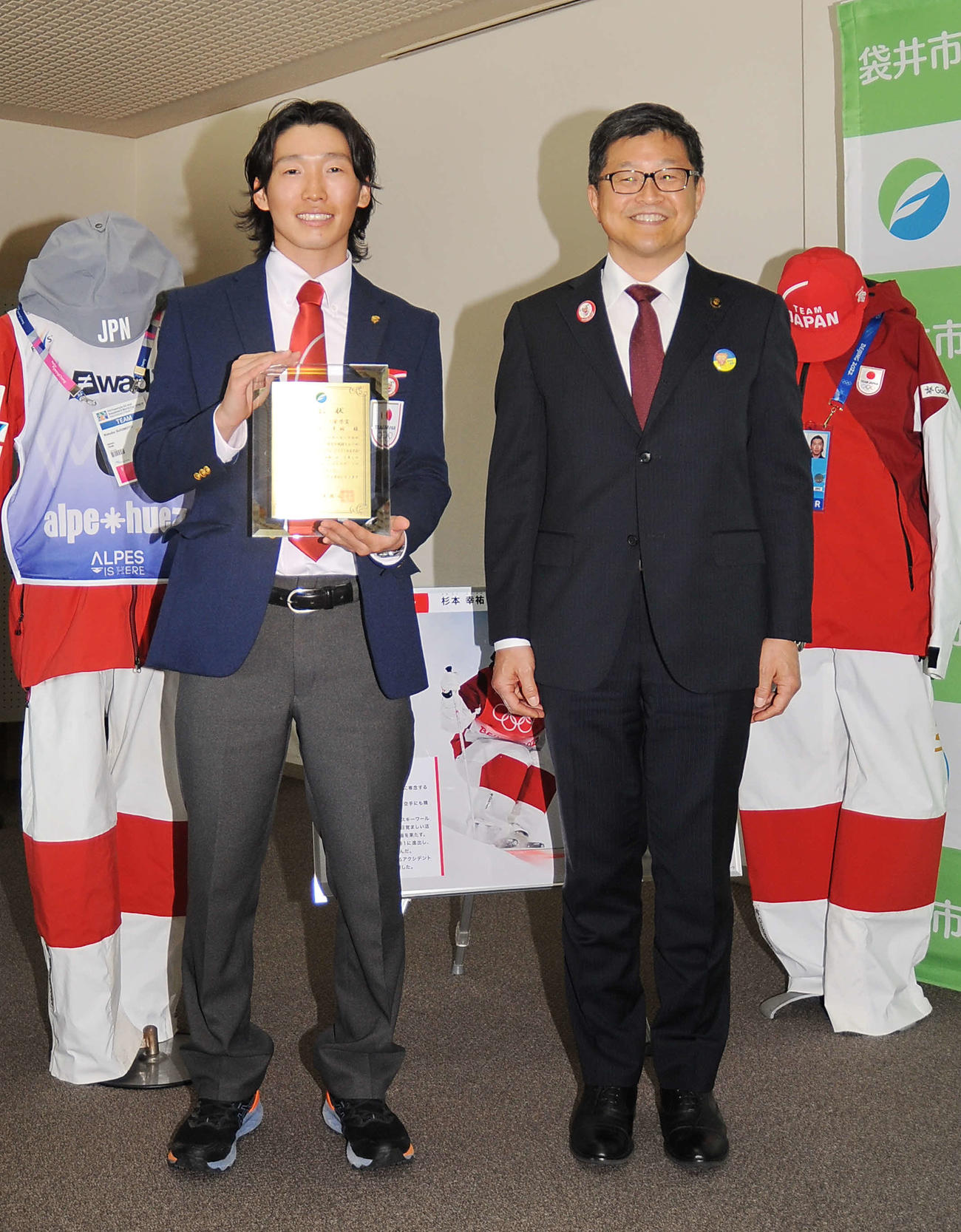 大場袋井市長（右）から市スポーツ栄誉賞を贈られた杉本