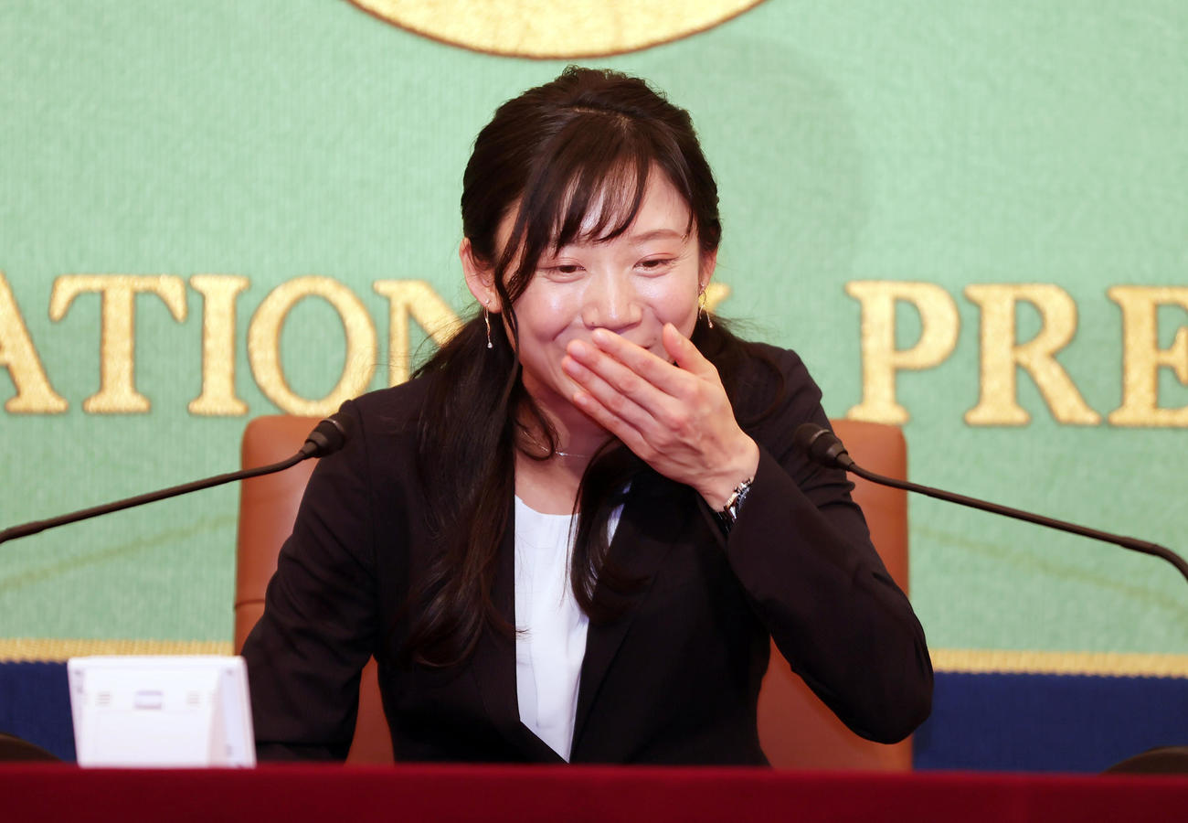 会見で笑顔を見せるスピードスケートの高木美帆（撮影・野上伸悟）