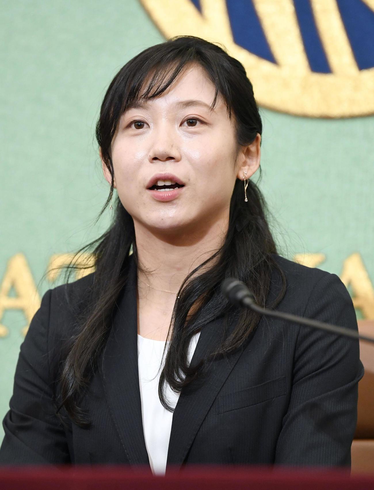 記者会見するスピードスケート女子の高木美帆（共同）